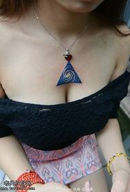 Žvaigždėtas mėlynas trikampis tatuiruotės modelis