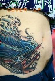 Patrón de tatuaje de tiburón nas ondas do océano abdominal