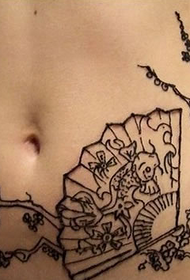 ventre de fille pliant fan motif tatouage totem