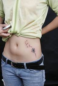 Bella immagine sexy del tatuaggio del dente di leone della bella bella pancia sexy
