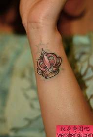 Tattoo show bar priporoča žensko ročno krono tatoo vzorec
