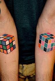 un braccio interno personalizzato all'interno del disegno del tatuaggio del cubo di Rubik presentato a tutti