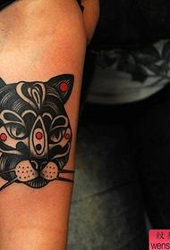 un model de tatuaj de pisică neagră de braț