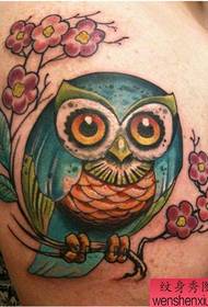 Tatuointinäytön kuva suositteli käsi pöllön tatuointikuviota