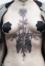 modello del tatuaggio del cranio dell'addome rosa