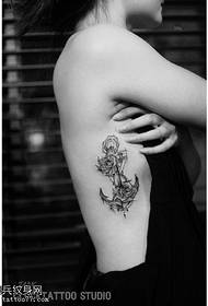 Ang sumbanan nga tattoo sa rosas nga flanked
