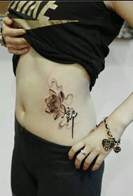 मुलगी पोट चांगले दिसत असलेले काळा ग्रे कमळ टॅटू नमुना चित्र