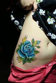 immagine di modello di tatuaggio rosa bella addome femminile di moda