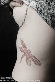 padrão de tatuagem de libélula levemente fofa