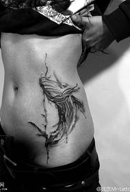 腹部水墨鲸鱼纹身图案