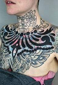 kaligrafski uzorak tetovaža na trbuhu
