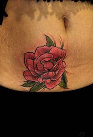 una stampa di tatuaggi di fiori nantu à l'abdomen di a ragazza