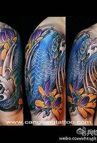 isang braso tradisyonal na lotus carp tattoo pattern na ibinahagi ng tattoo