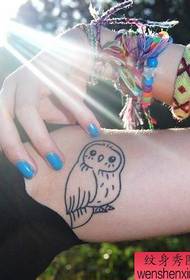 ຮູບແບບ tattoo owl ແຂນຂອງແມ່ຍິງ