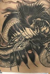腹部的老鹰与蛇纹身图案