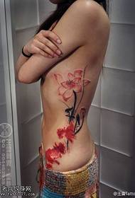 wzór tatuażu lotosu z czerwonym atramentem