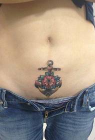 addome di bellezza bellissimo modello del tatuaggio dell'ancora