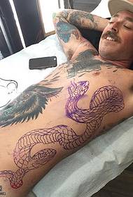 Europietiško stiliaus pilvo linijos gyvatės tatuiruotės modelis