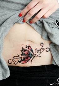 Gražus drugelis ant pilvo uždengia nėščios moters tatuiruotės modelį