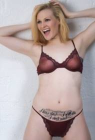 seksualus grožis pilvo gėlė angliškos abėcėlės tatuiruotės modelis
