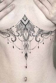 sieviešu krūšu kaula vēdera dažādība uz skaistā un smalkā dekoratīvā stila tetovējuma modeļa