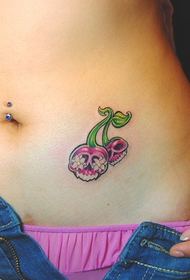 tatuaggio piccolo teschio di personalità della pancia della ragazza