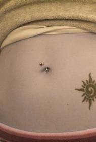 abdomen black waving sun totem tattoo patroon