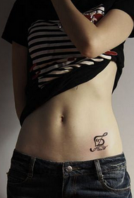 vajza me një tatuazh të vogël shënimesh