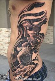 flankearre mankelik frou tatoeëringspatroan