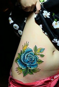 महिला बेली आणि सुंदर गुलाब टॅटू वर्क्स