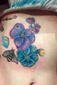pianta tatuaggio ragazza pancia colorata viola tatuaggio immagine