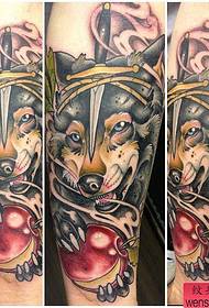 ett tatueringsmönster för armwolfhuvud