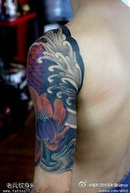 model de tatuaj de lotus de spini braț