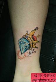 La barra de exhibición de tatuajes recomendó un patrón de tatuaje de diamante de corona de color de brazo