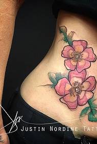 Un pequeño patrón de tatuaje de flor de la tinta del abdomen