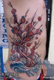 uzorak tetovaže cvjetnog boka šljiva