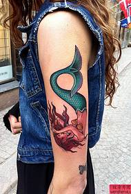 show de tatuagem A barra de imagens recomendou um padrão de tatuagem de sereia de braço de mulher