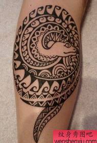 Tattoo show bar rekommenderade en arm totem orm tatuering mönster
