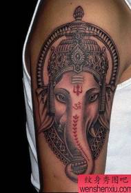 Τατουάζ δείχνουν εικόνα συνιστά ένα μεγάλο χέρι μοτίβο τατουάζ θεός ελέφαντας