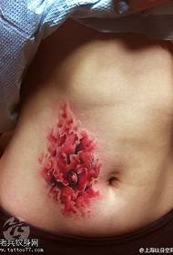 Pokriveni ožiljci oslikani uzorkom tetovaže maka