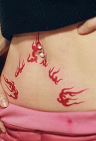 vroulike abdomen warm vlam tatoeëring