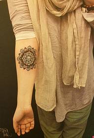 un patrón de tatuaje de flor de color de brazo de mujer