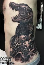 patrón de tatuaxe de crocodilo flanqueado