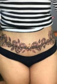 9 kobiet pępek pod pięknym wzorem tatuażu na brzuchu