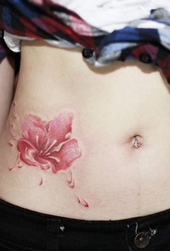 корема розово цвете татуировка