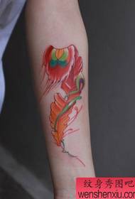 A tetováló show-kép egy karszínű tollas tetoválásmintát ajánlott