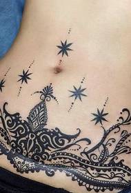 la pancia sexy di bellezza ha un buon tatuaggio totem