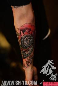 Мушка рука личност тетоважа пужева ружа