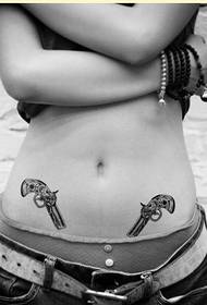 убавина на стомакот, убава слика со мали пиштоли за тетоважа