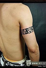 Recomendar um padrão de tatuagem de braço de totem de braçadeira de personalidade muito masculina
